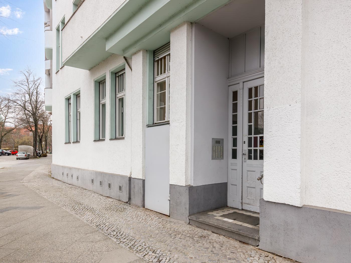 Eingangsbereich zum Mehrfamilienhaus Eingangsbereich zum Mehrfamilienhaus