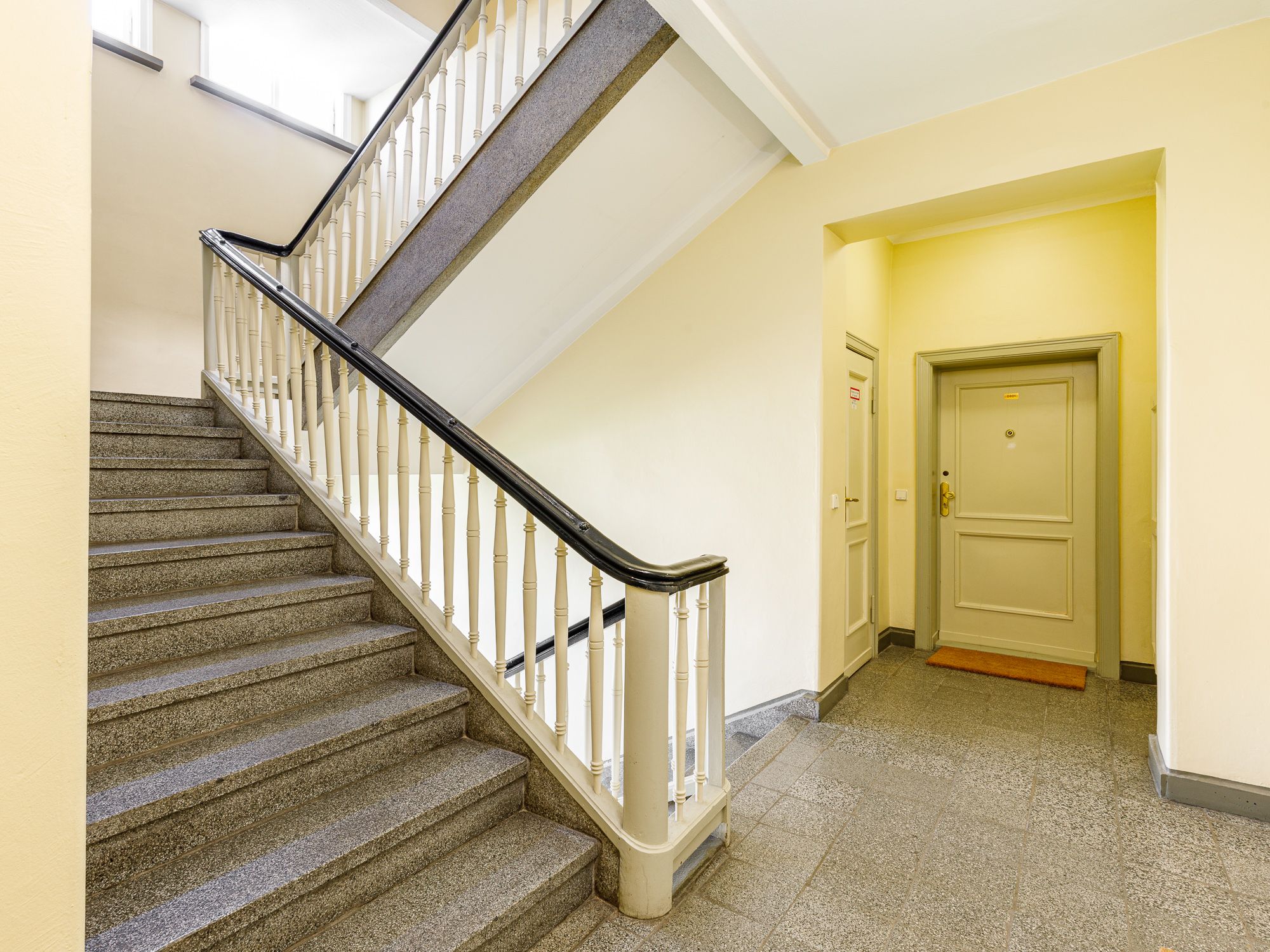 Gepflegter Hausflur mit Fahrstuhl & Steintreppe  