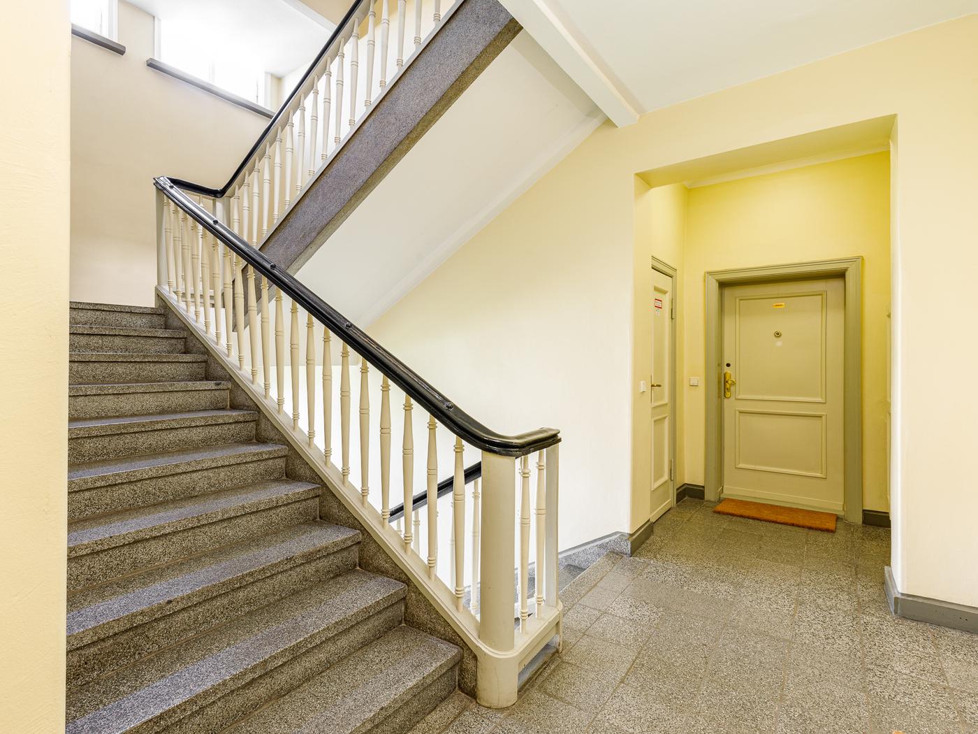 Gepflegter Hausflur mit Fahrstuhl & Steintreppe   Gepflegter Hausflur mit Fahrstuhl & Steintreppe