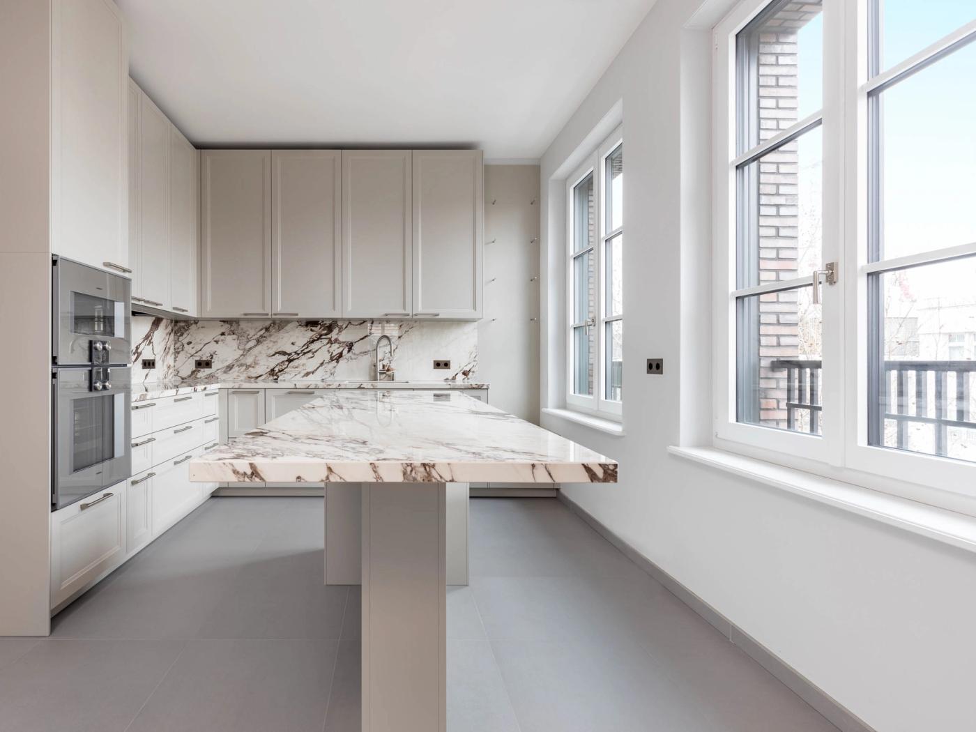 Luxuriöse Einbauküche mit moderner Ausstattung und Marmortisch Luxuriöse Einbauküche mit moderner Ausstattung und Marmortisch
