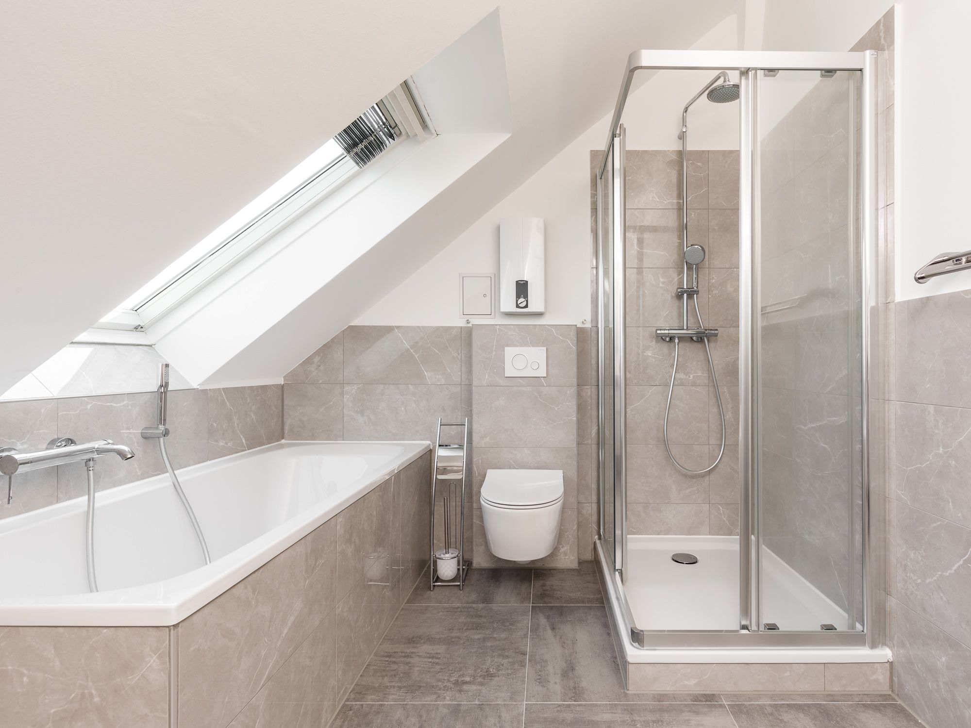 Modernes Vollbad mit separater Dusche 