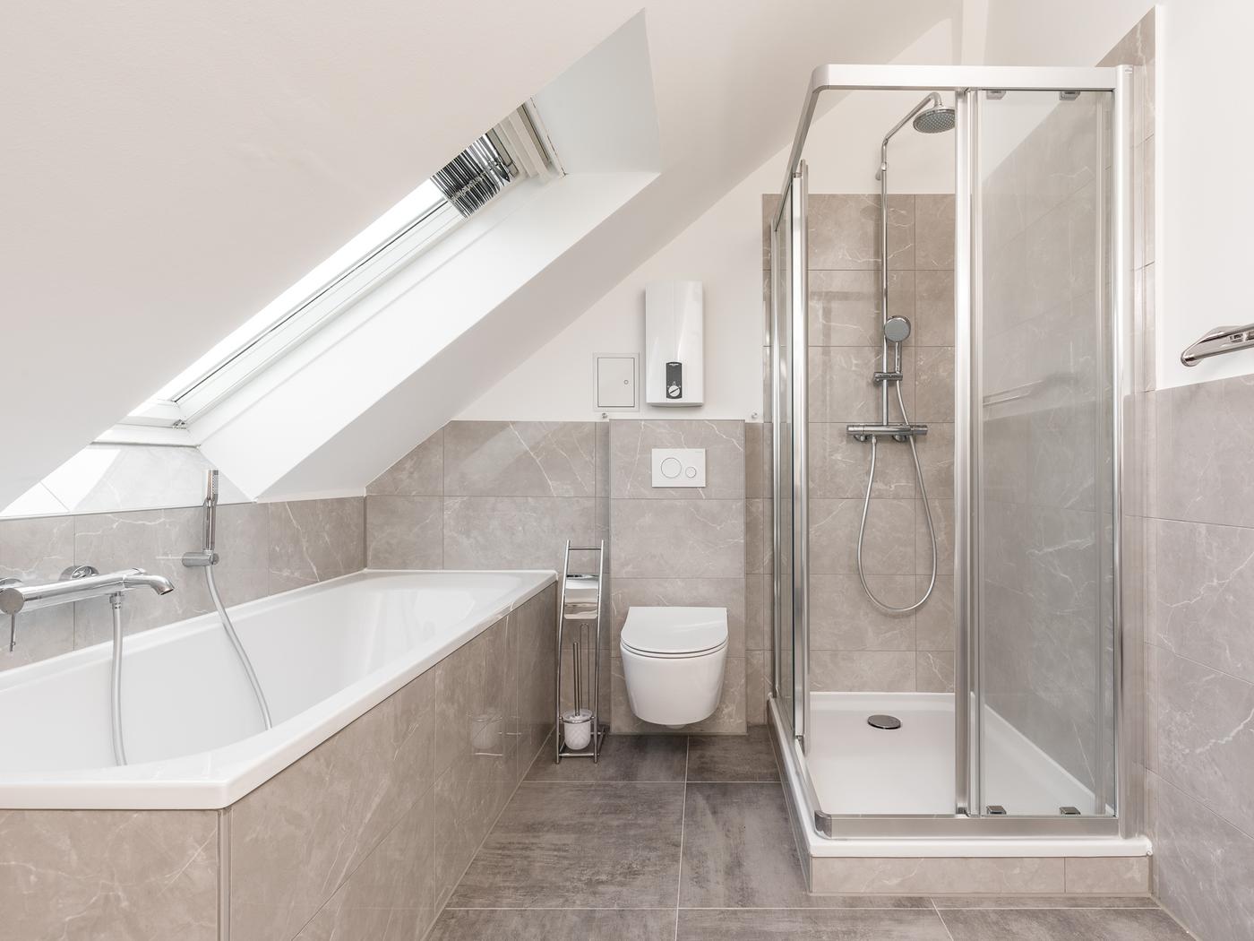 Modernes Vollbad mit separater Dusche Modernes Vollbad mit separater Dusche