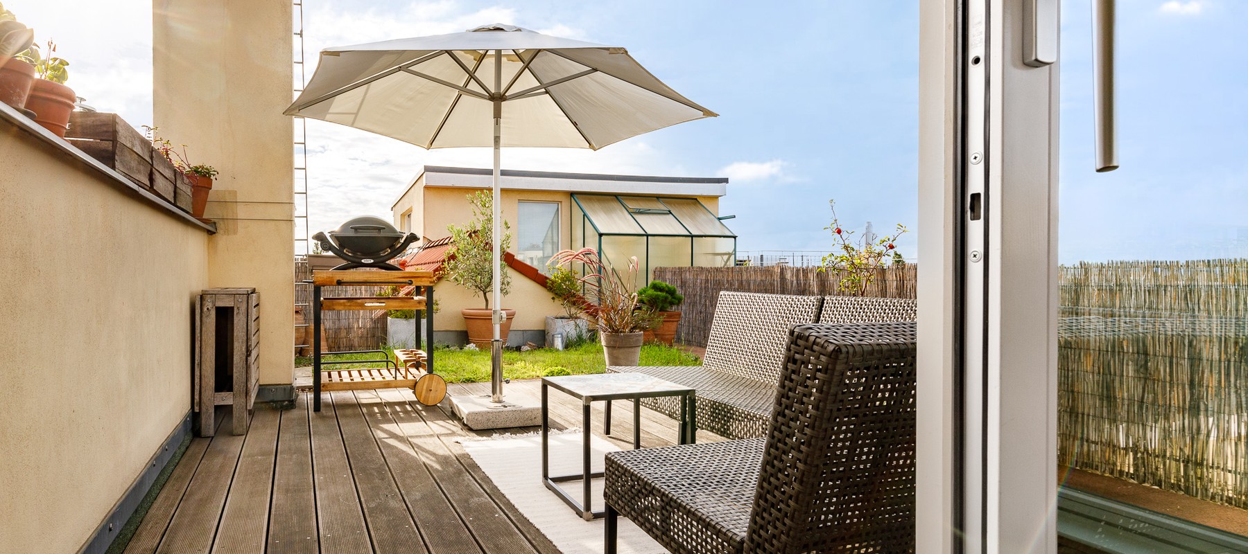 Idyllischer Dachgarten mit herrlichem Weitblick Idyllischer Dachgarten mit herrlichem Weitblick