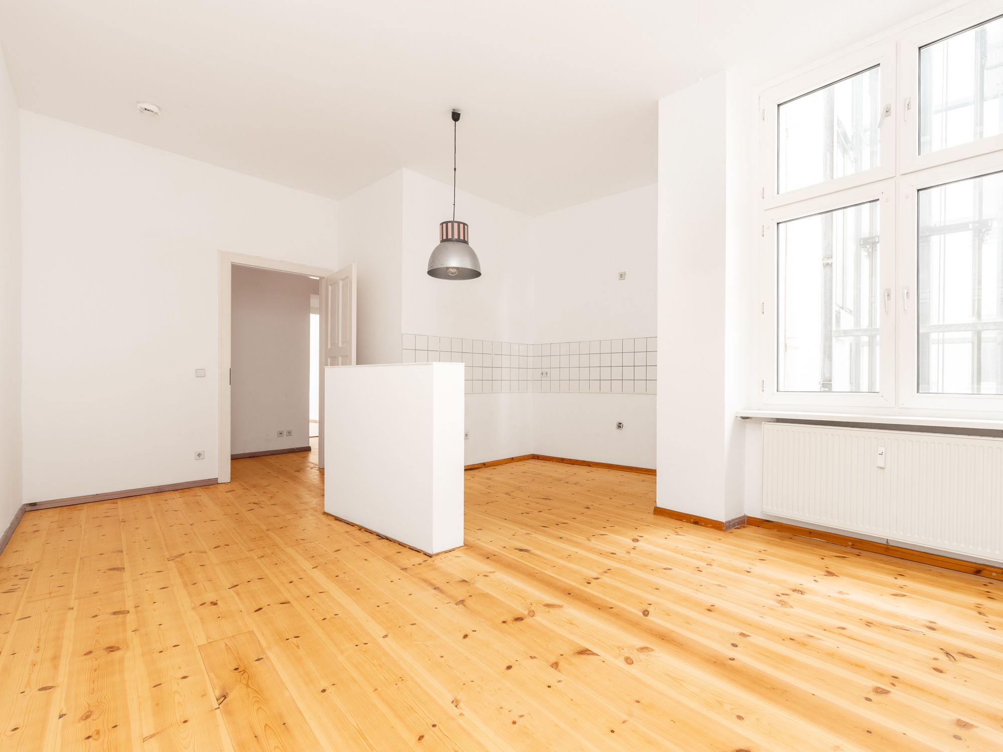 Großzügiger Wohnzimmer mit Küchenbereich