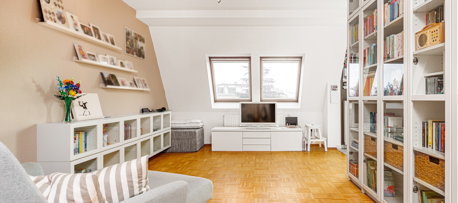 Gemütliches Wohnzimmer mit Fußbodenheizung Gemütliches Wohnzimmer mit Fußbodenheizung