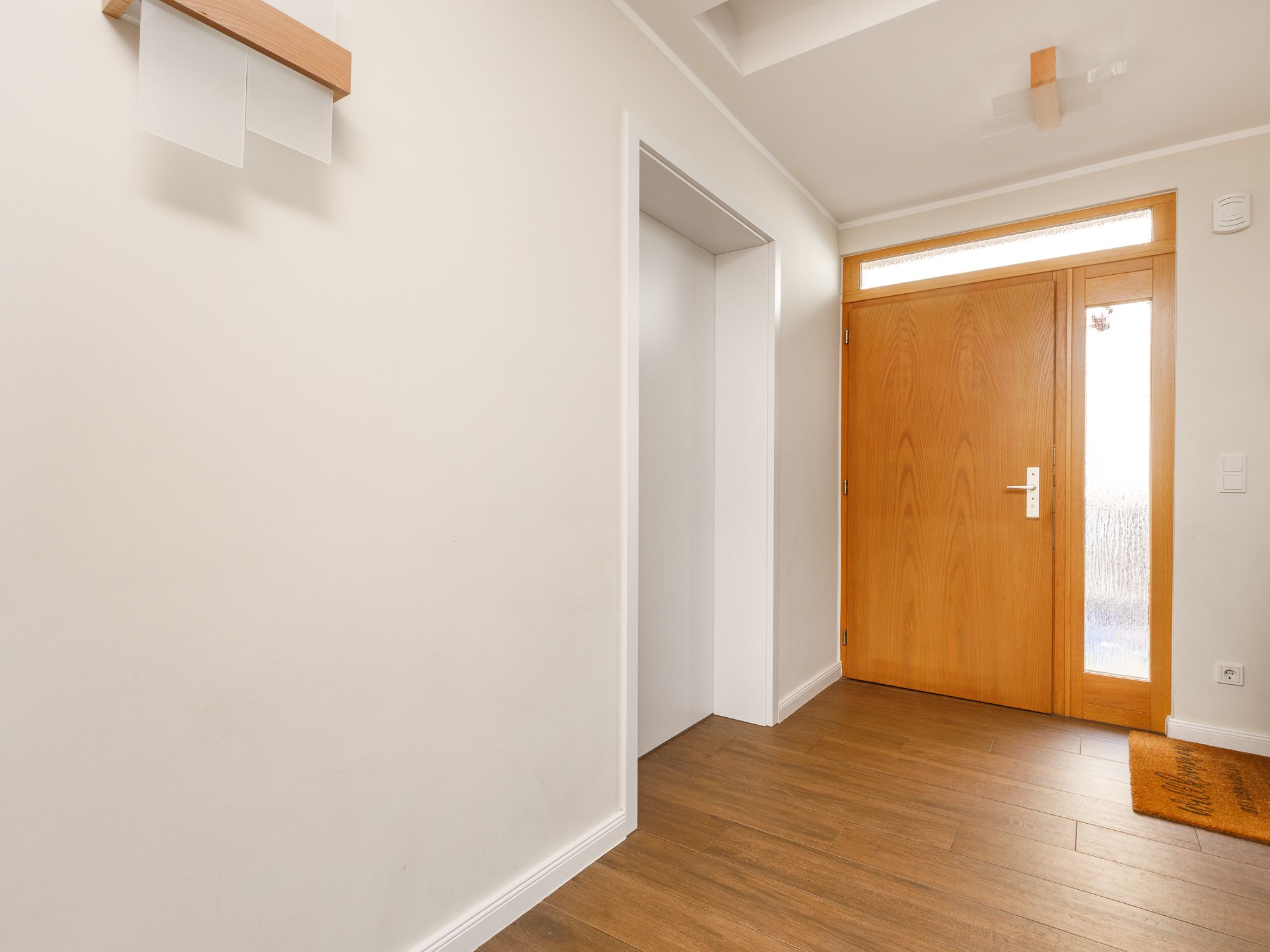 Eingangsbereich mit Sicherheitstür