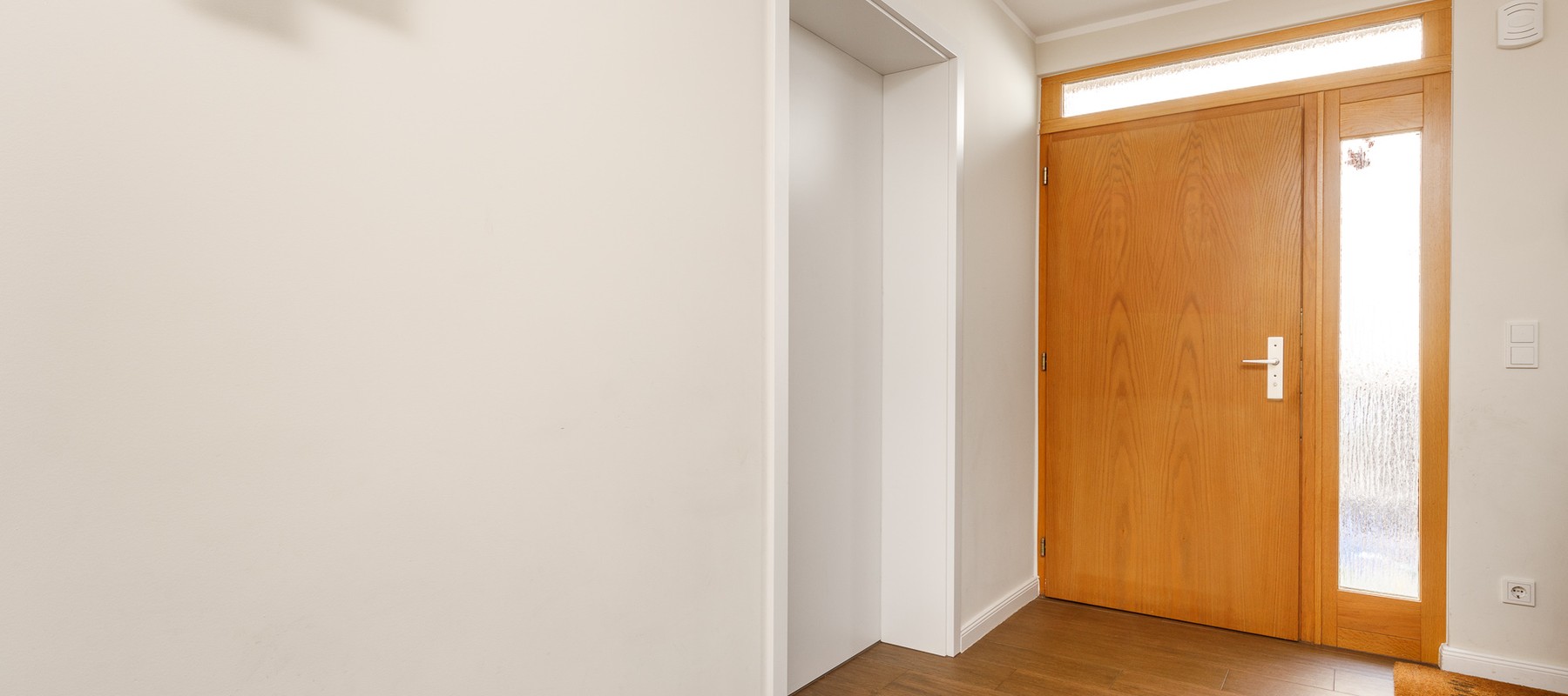 Eingangsbereich mit Sicherheitstür Eingangsbereich mit Sicherheitstür