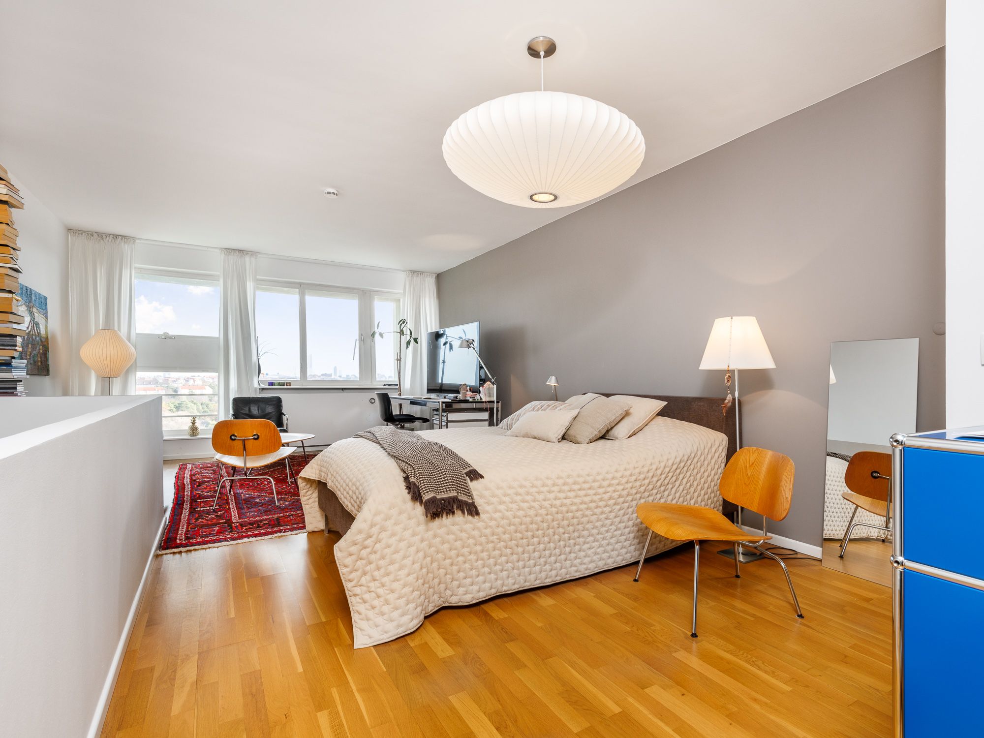 Großzügiges Schlafzimmer mit herrlichem Weitblick  