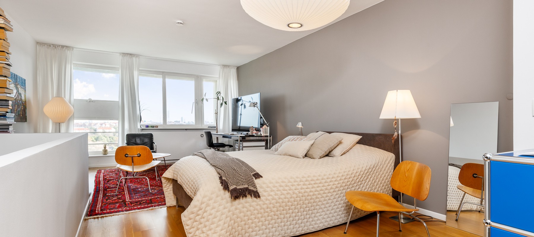 Großzügiges Schlafzimmer mit herrlichem Weitblick Großzügiges Schlafzimmer mit herrlichem Weitblick