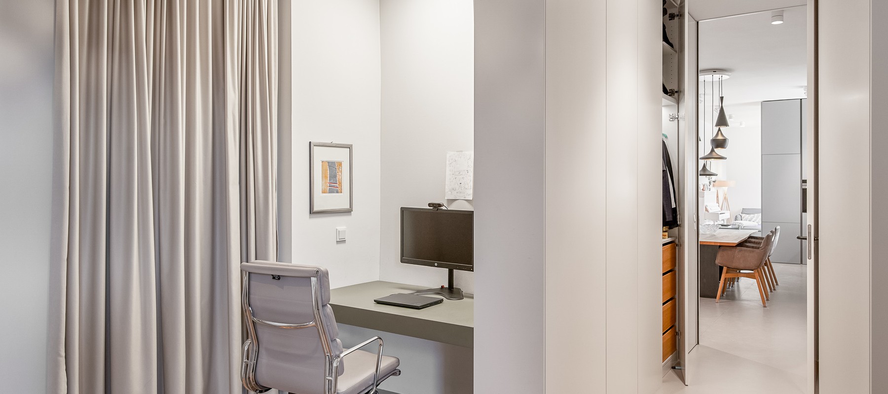 Kleiner Arbeitsbereich mit Internet-Anschluss Kleiner Arbeitsbereich mit Internet-Anschluss