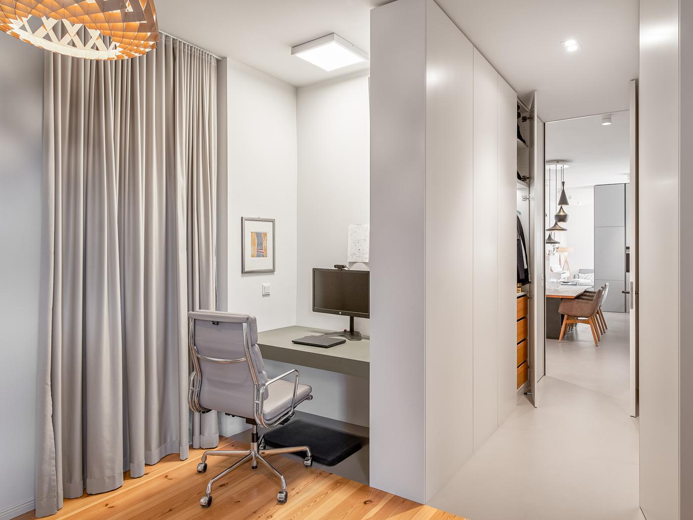 Kleiner Arbeitsbereich mit Internet-Anschluss Kleiner Arbeitsbereich mit Internet-Anschluss