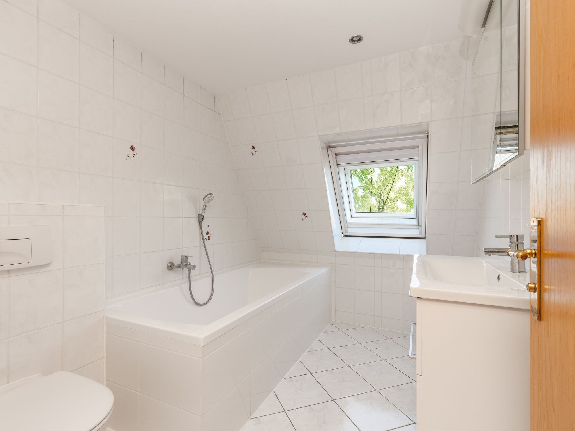 Gepflegtes Wannenbad mit viel Tageslicht 