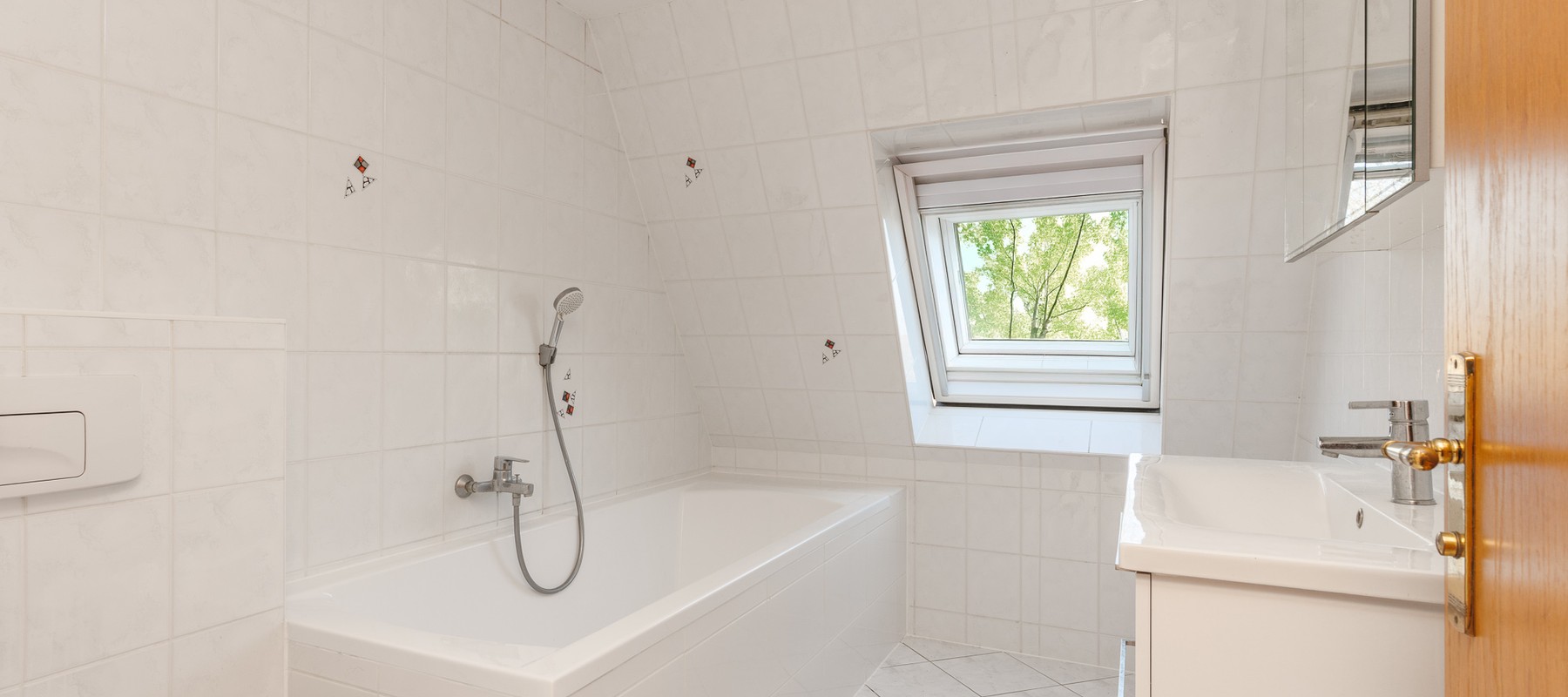 Gepflegtes Wannenbad mit viel Tageslicht Gepflegtes Wannenbad mit viel Tageslicht