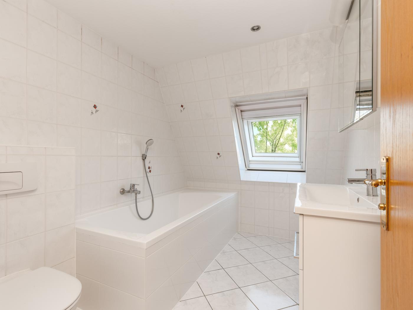 Gepflegtes Wannenbad mit viel Tageslicht Gepflegtes Wannenbad mit viel Tageslicht