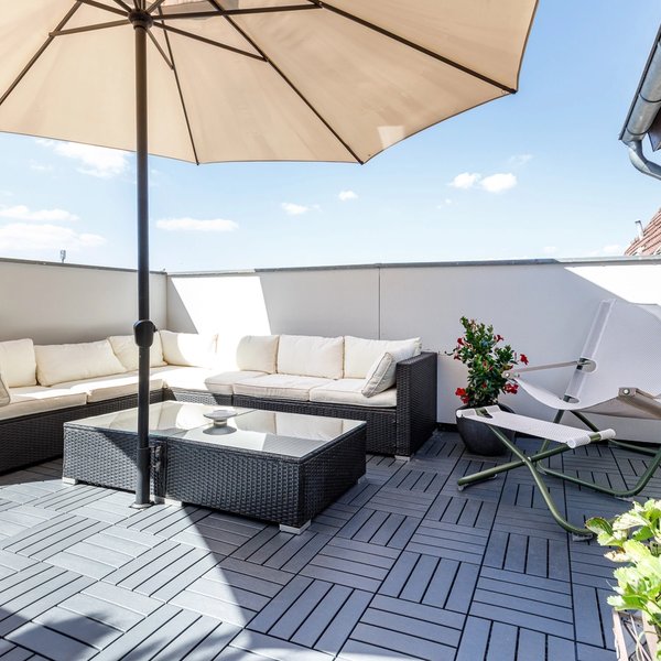 Dachterrasse Loungemöbel Sonnenschirm Liege Himmel