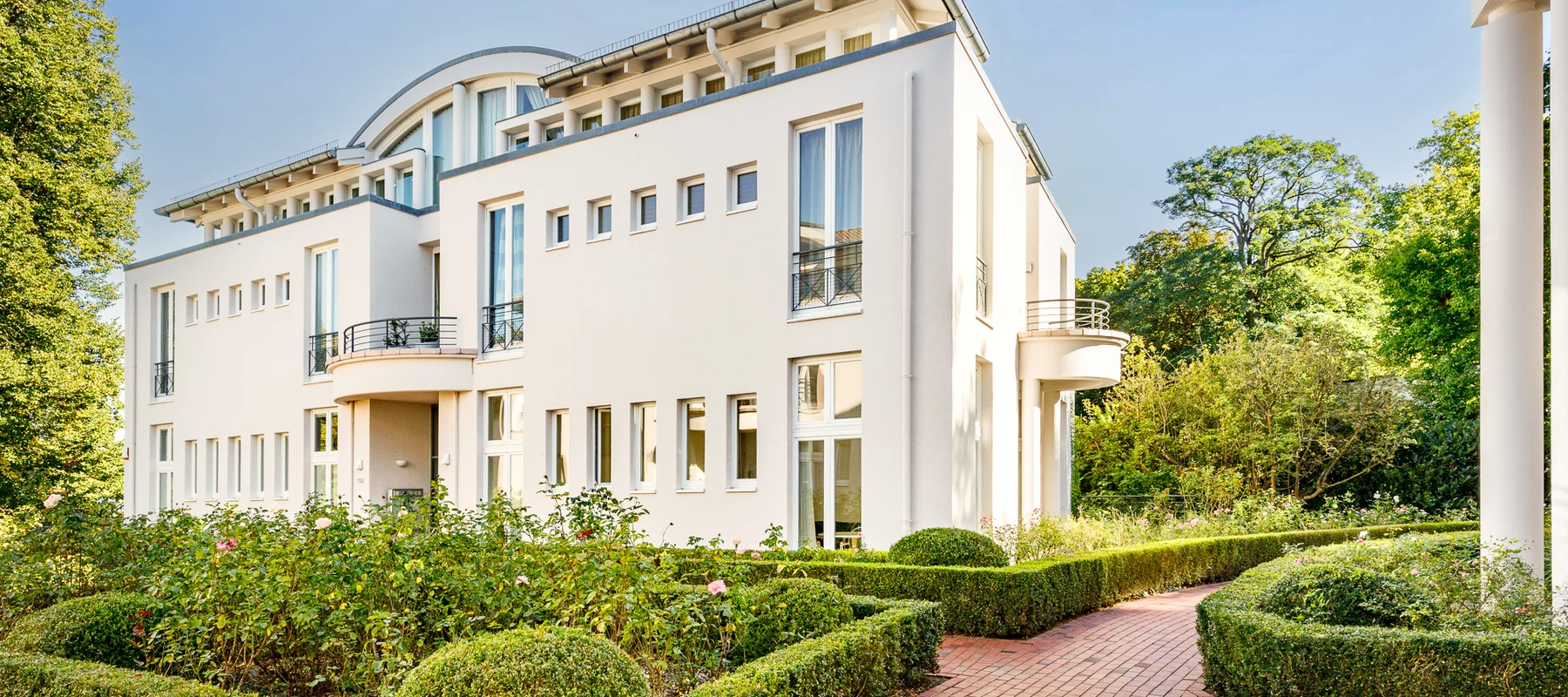 Stylish apartment with barrier-free comfort in an exclusive community right on Hundekehlesee lake