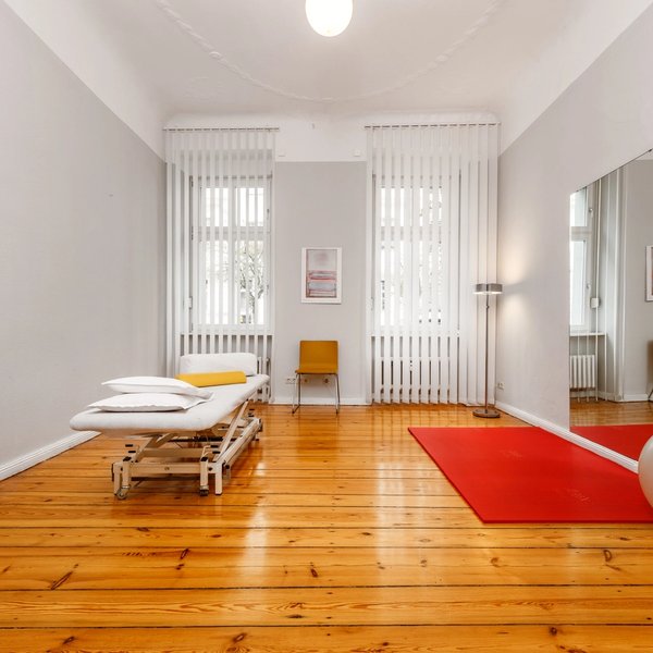 Praxisraum Parkett Fenster Spiegel