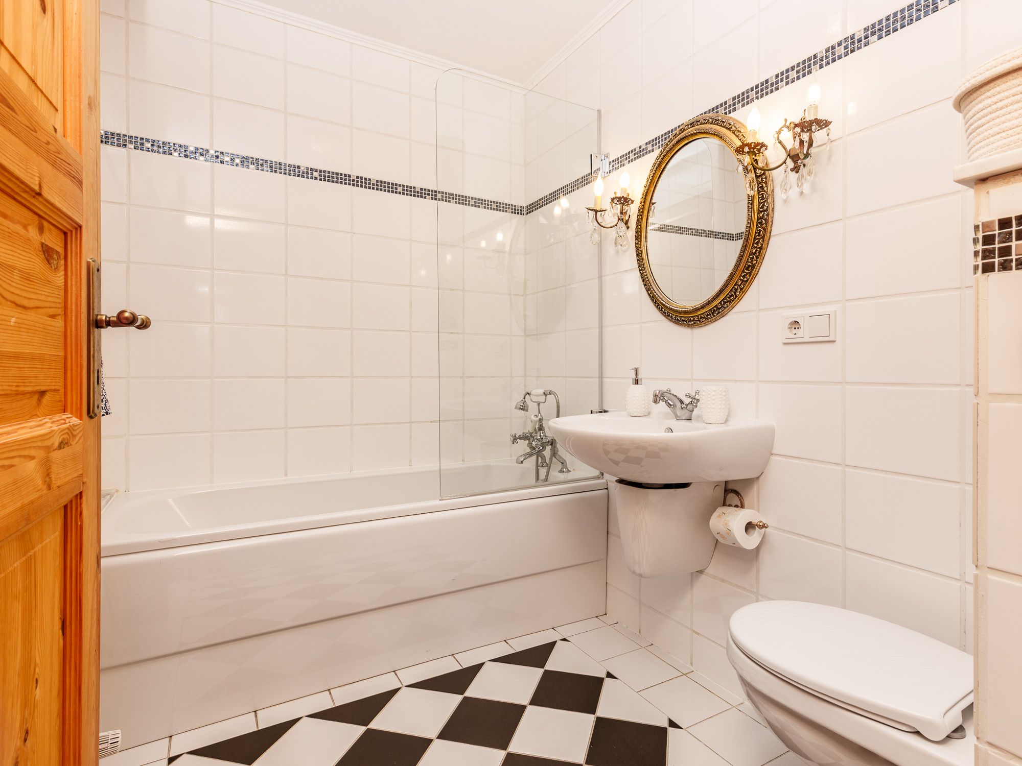 Innenliegendes Wannenbad mit funktionaler Ausstattung und durchdachter Raumgestaltung