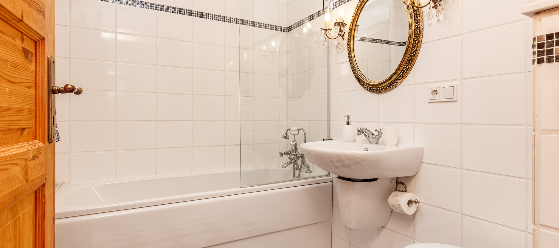 Innenliegendes Wannenbad mit funktionaler Ausstattung und durchdachter Raumgestaltung Innenliegendes Wannenbad mit funktionaler Ausstattung und durchdachter Raumgestaltung