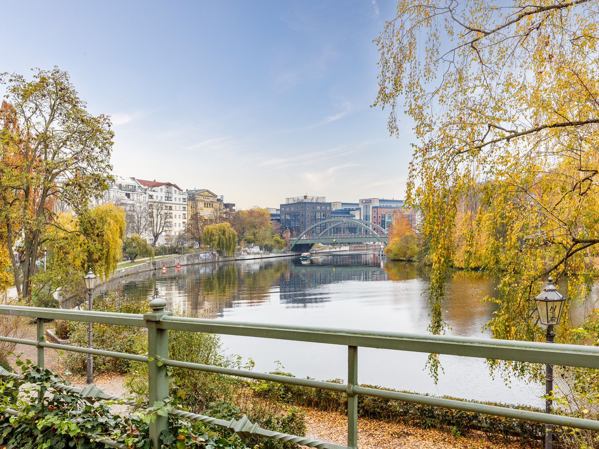 Blick vom Balkon aufs Wasser 