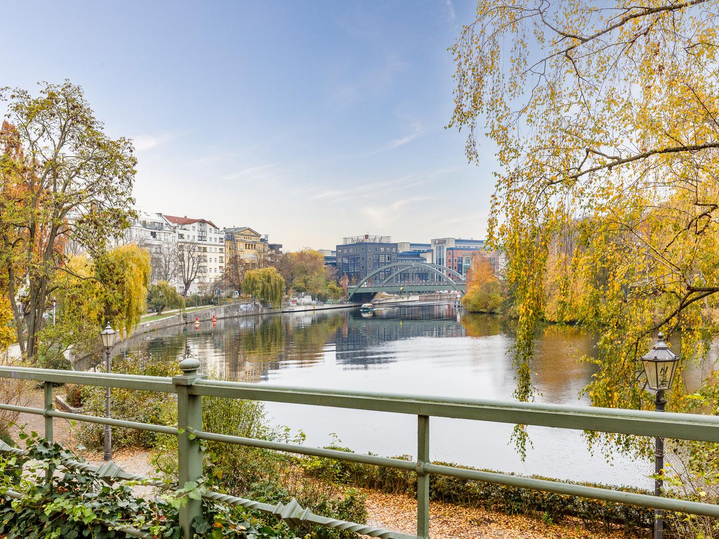 Blick vom Balkon aufs Wasser Blick vom Balkon aufs Wasser