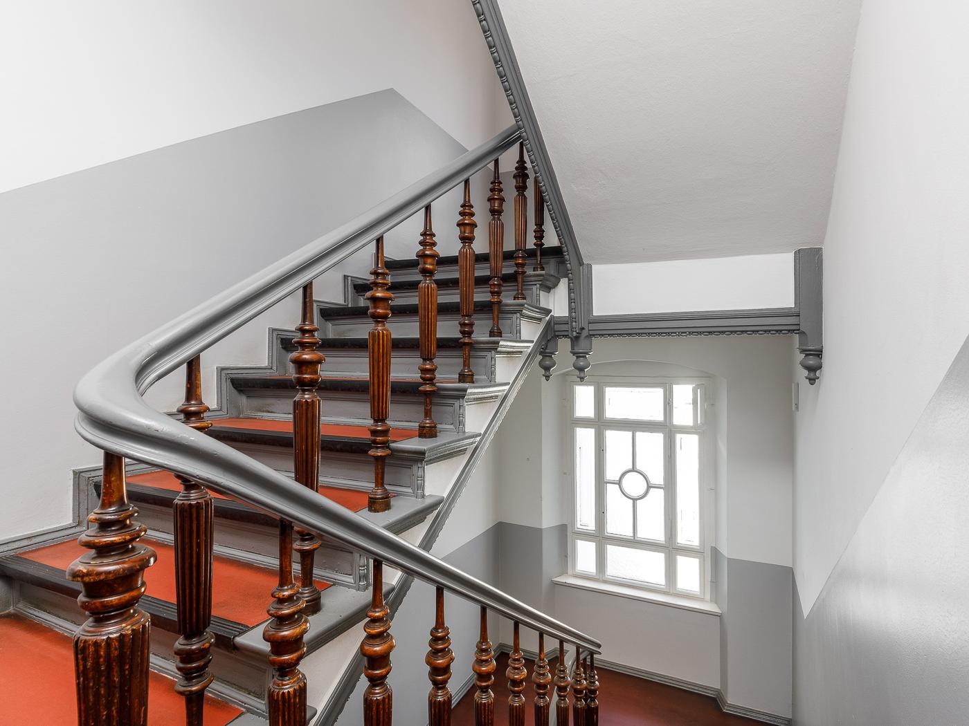 Stilvolles Treppenhaus mit Sisal-Teppich Stilvolles Treppenhaus mit Sisal-Teppich