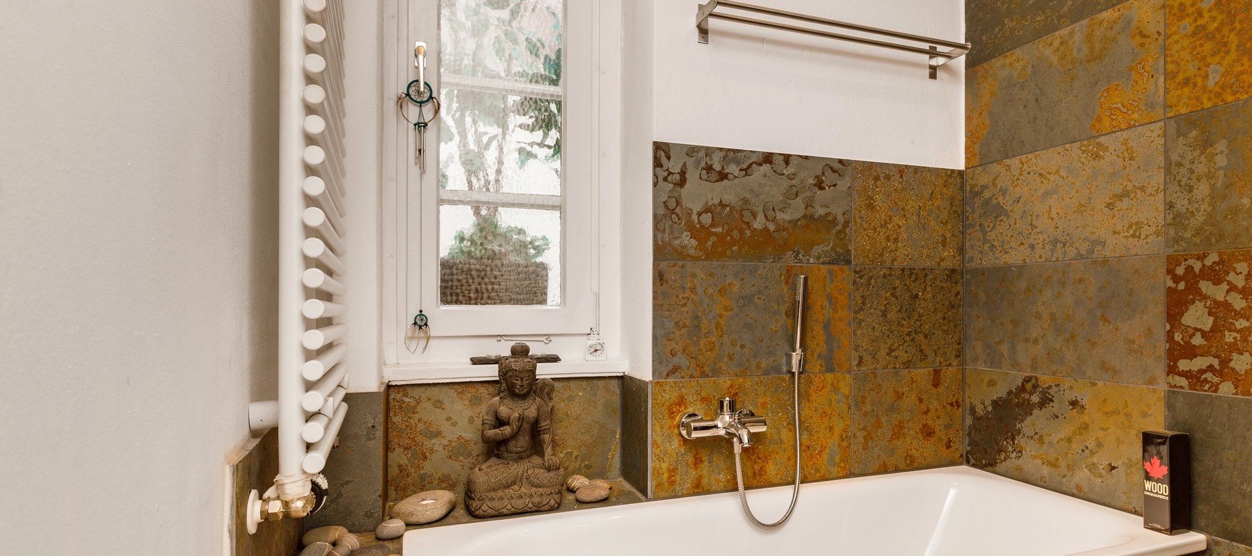 Individuelles Wannenbad mit Fenster Individuelles Wannenbad mit Fenster