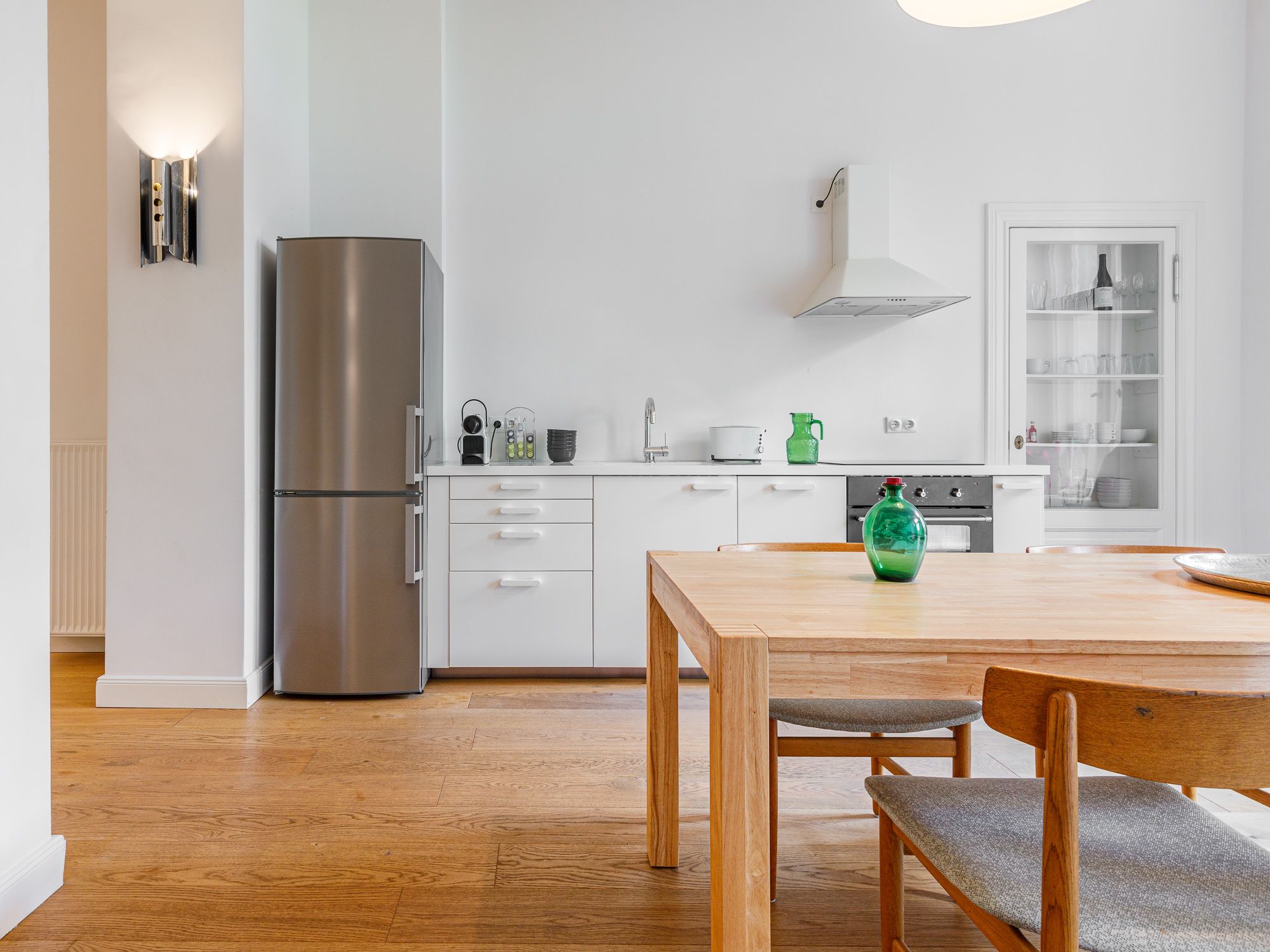 Moderne Einbauküche mit Elektrogeräten 