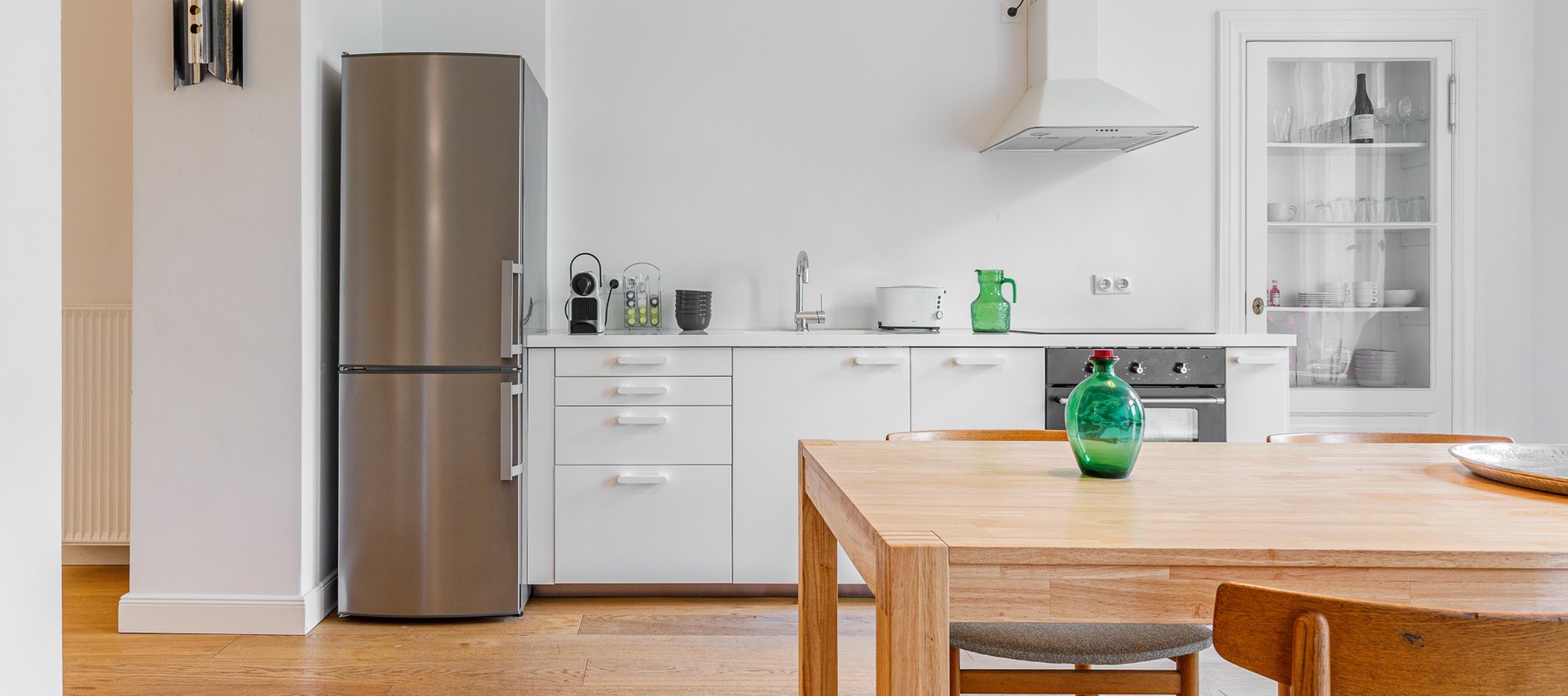 Moderne Einbauküche mit Elektrogeräten Moderne Einbauküche mit Elektrogeräten