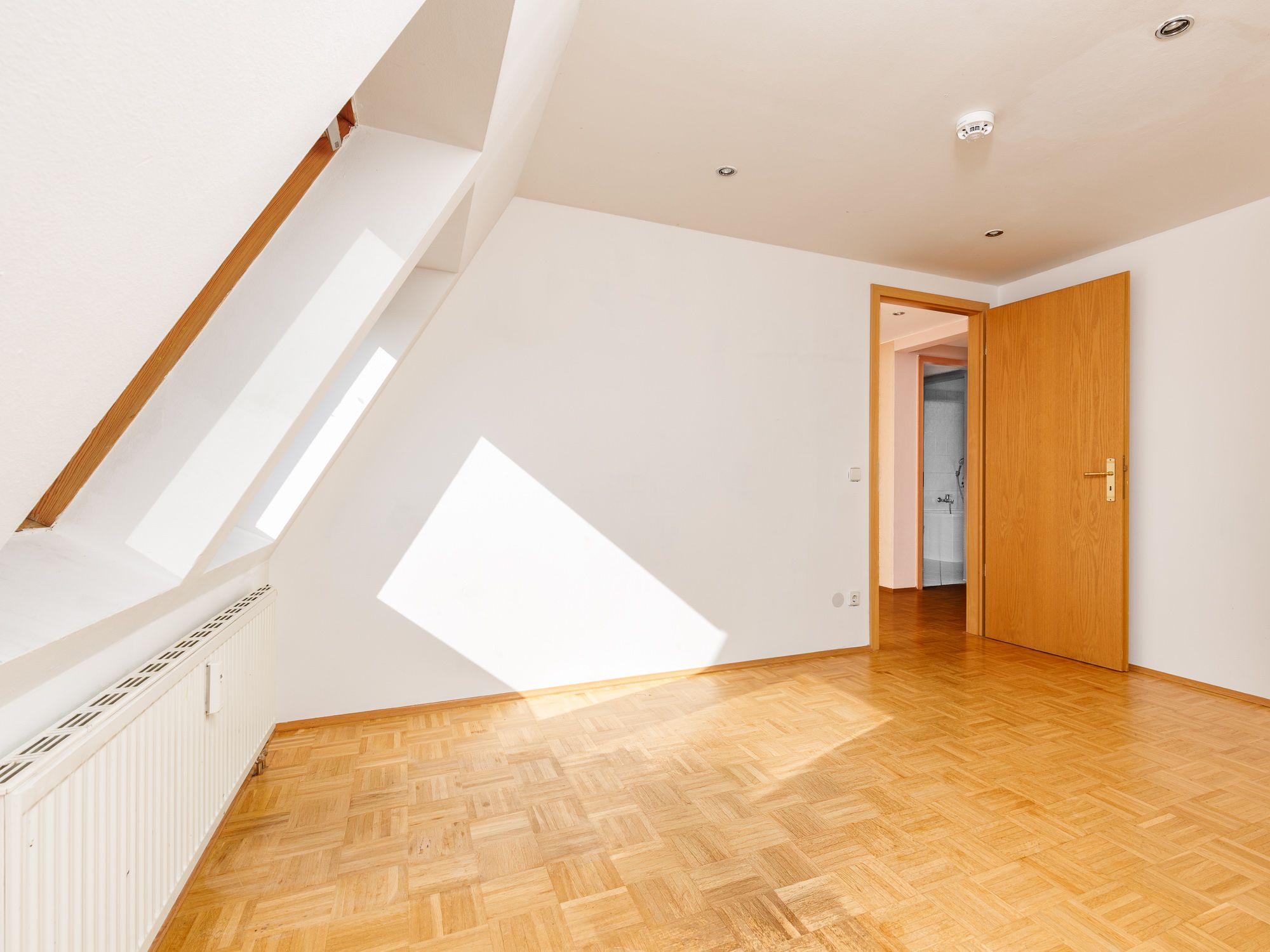 Schlafzimmer mit viel Platz und großem Velux-Fenster 