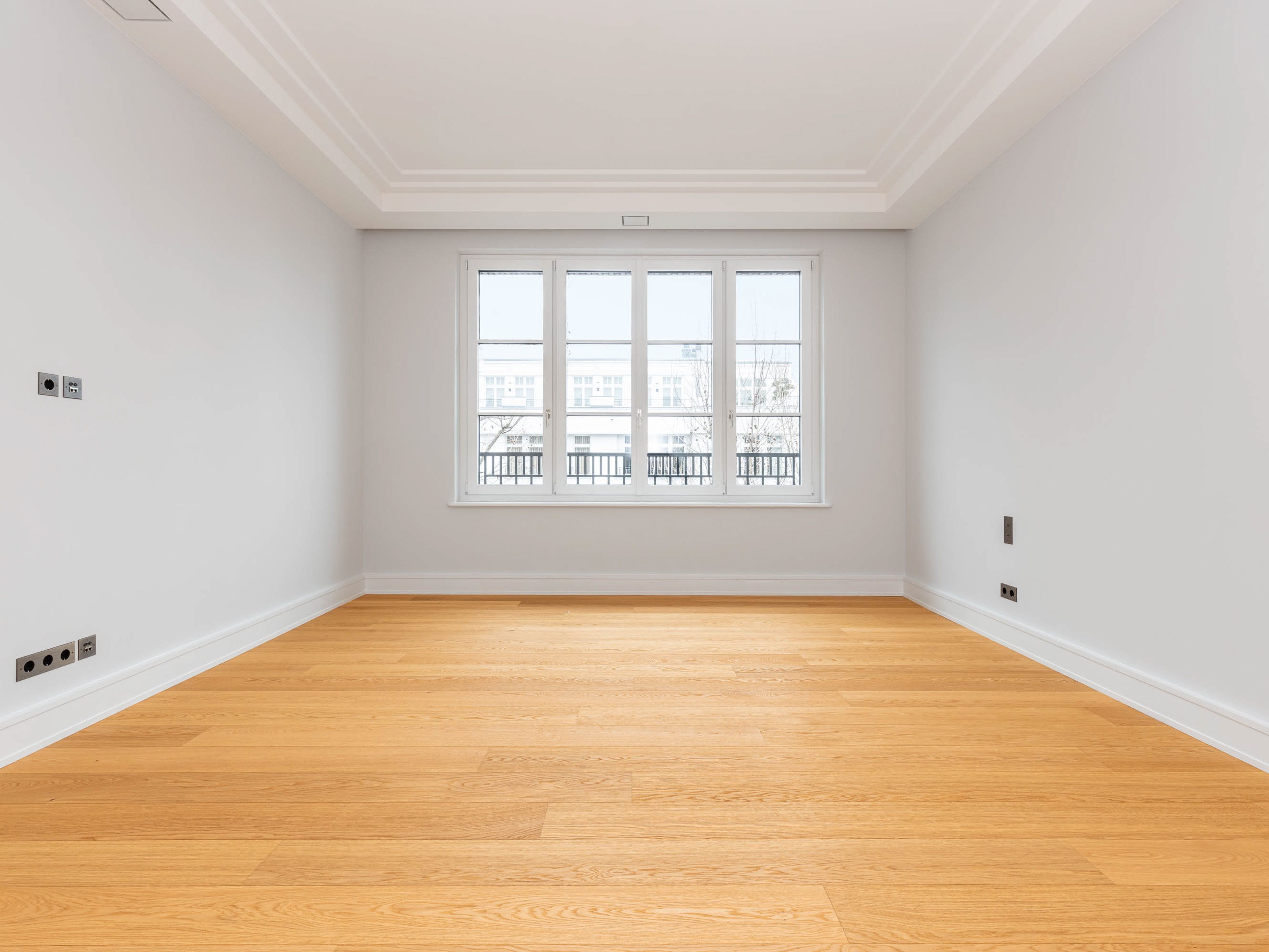 Großzügiges Kinderzimmer mit Blick in den Innenhof