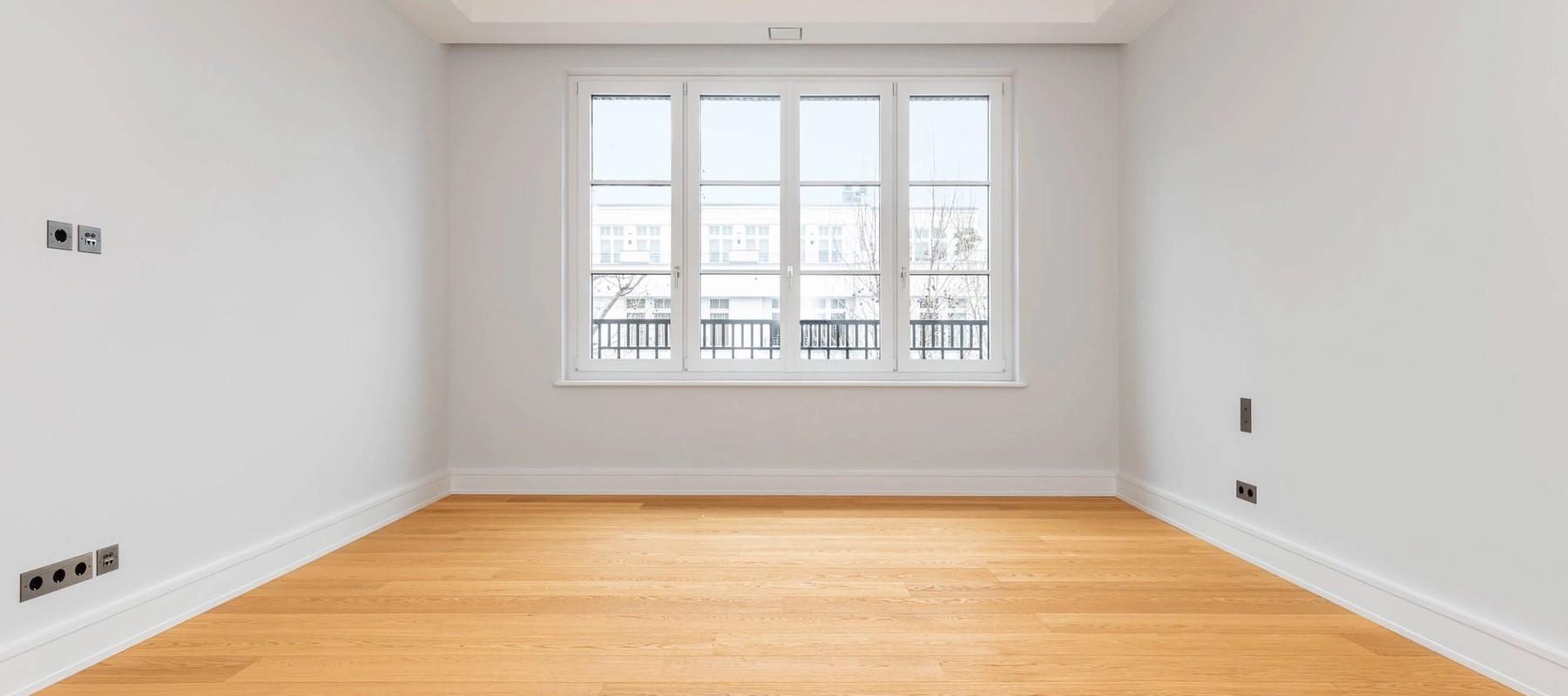 Spacious children's room with a view of the courtyard Spacious children's room with a view of the courtyard