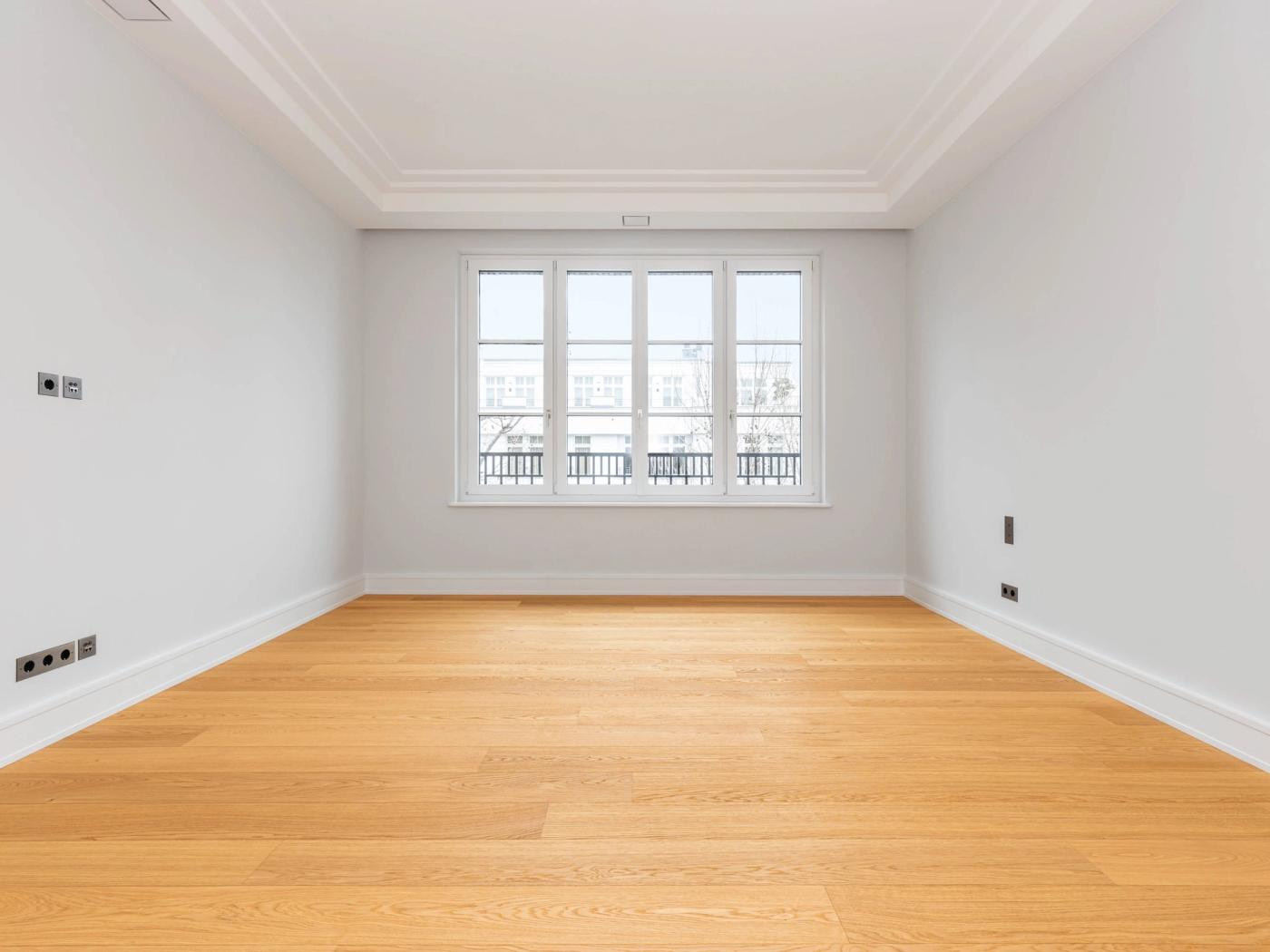 Großzügiges Kinderzimmer mit Blick in den Innenhof Großzügiges Kinderzimmer mit Blick in den Innenhof