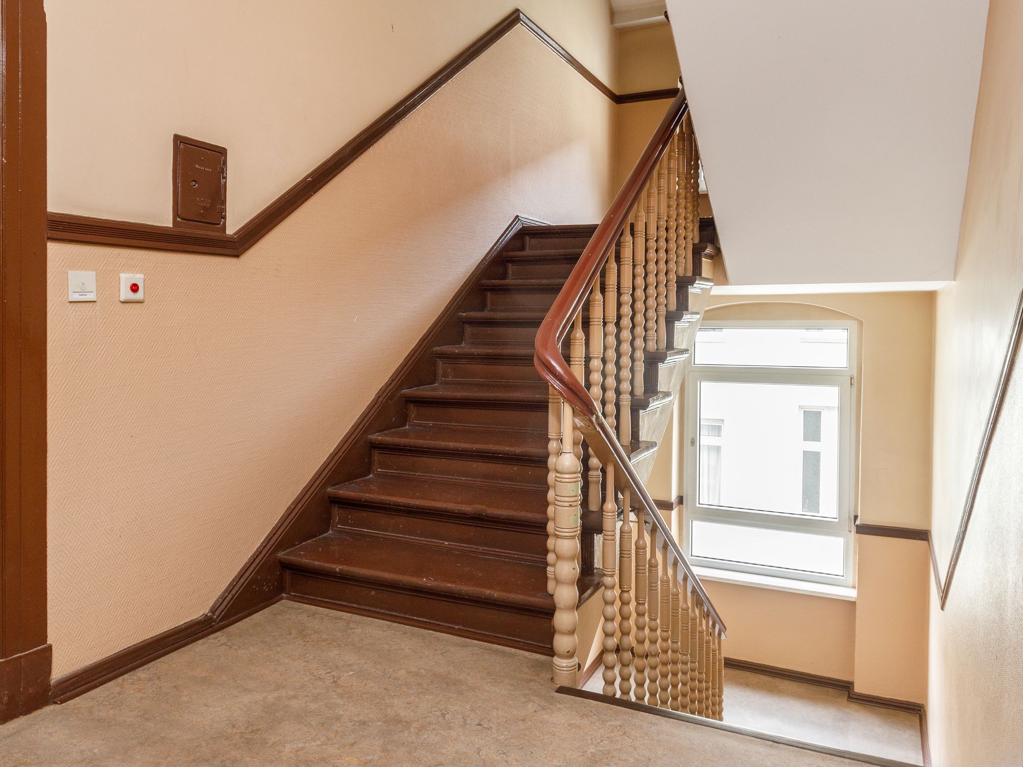Gepflegtes Treppenhaus mit robustem Fußboden