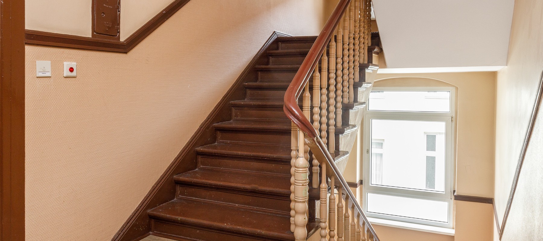 Gepflegtes Treppenhaus mit robustem Fußboden Gepflegtes Treppenhaus mit robustem Fußboden