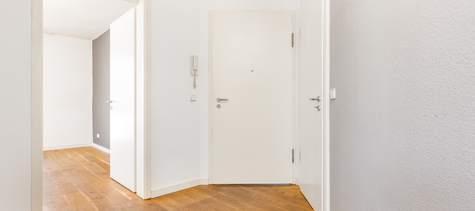 Entrance area with intercom system Entrance area with intercom system