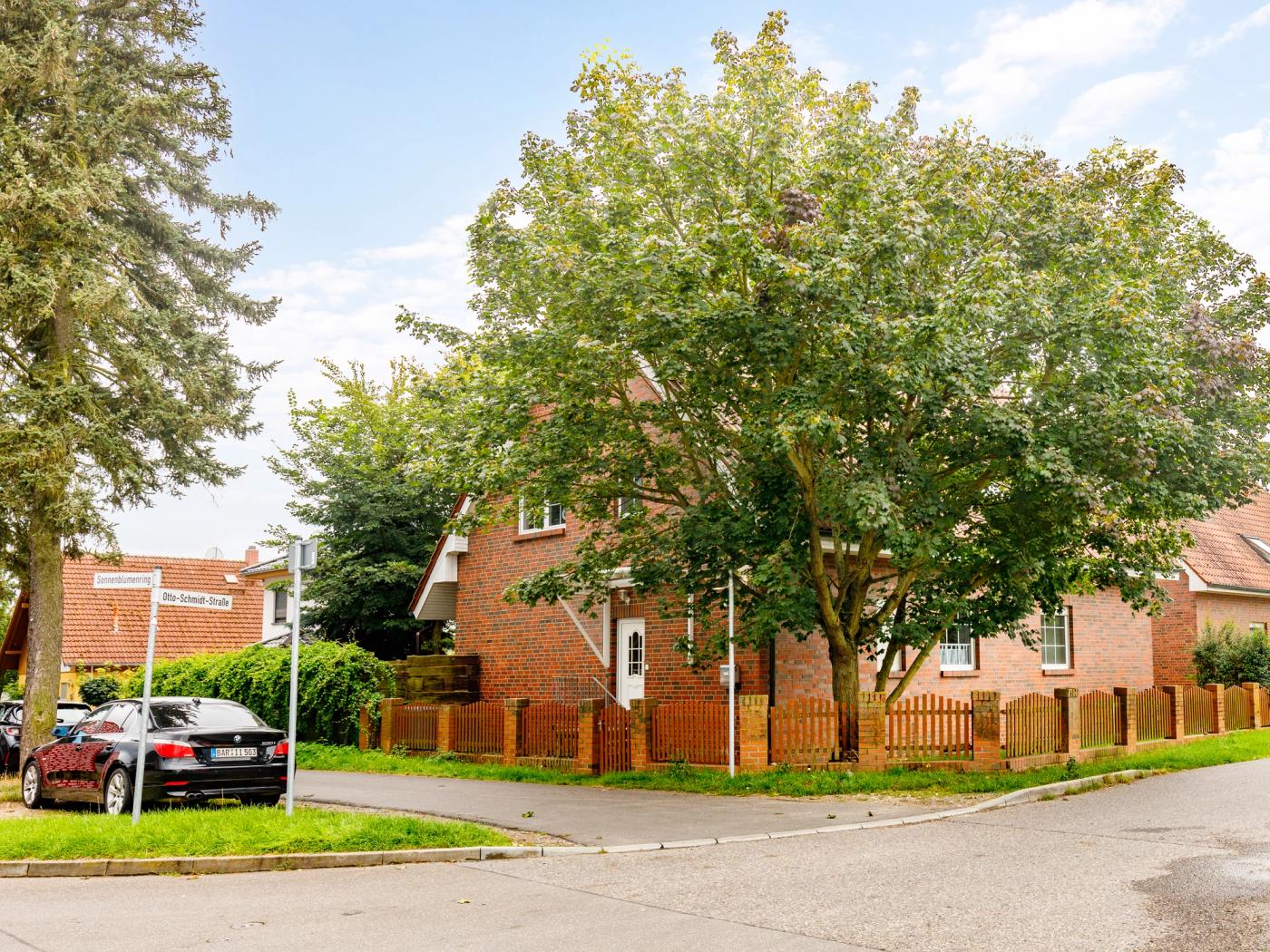 Hausansicht von der Straße Hausansicht von der Straße