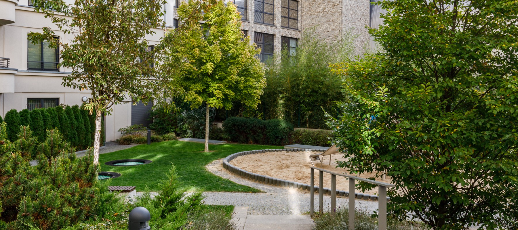Liebevoll gestalteter Innenhof mit Spielplatz Liebevoll gestalteter Innenhof mit Spielplatz