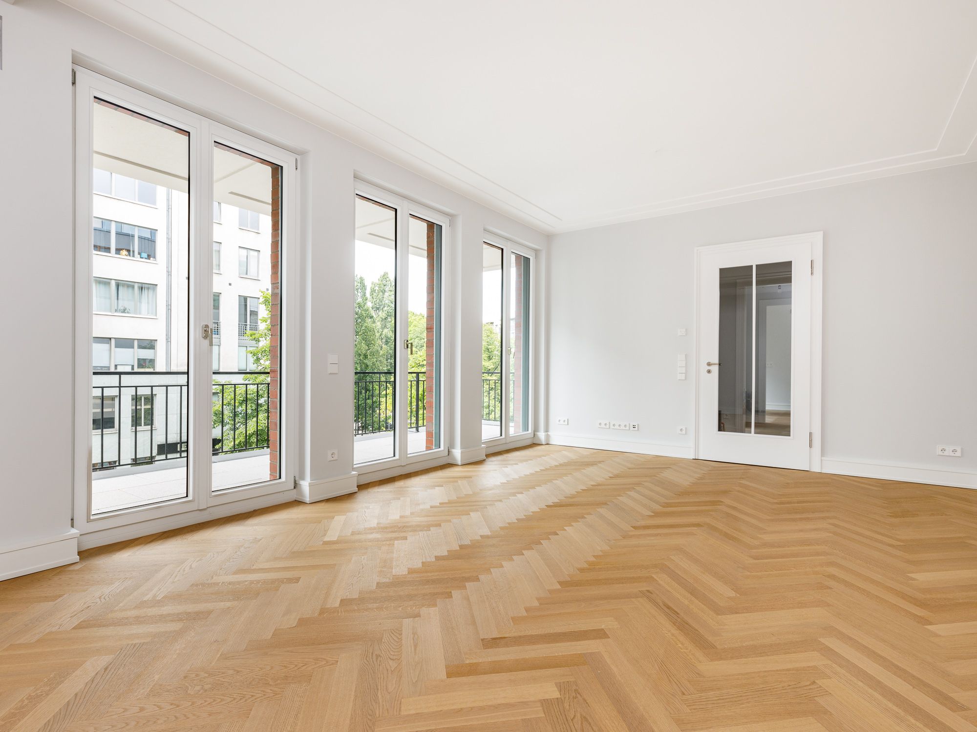 Großzügiges Wohnzimmer mit Parkett in Fischgrät-Optik