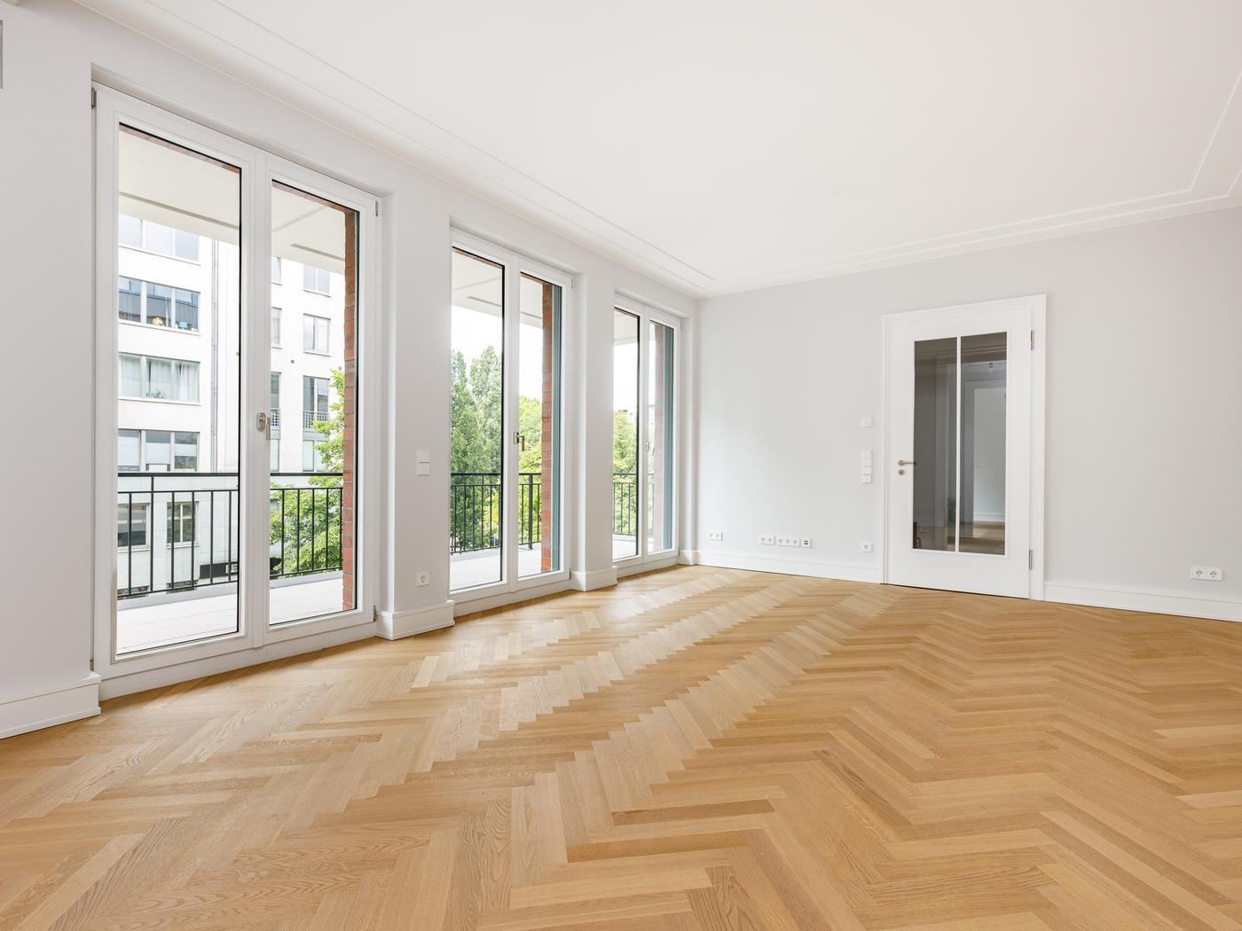 Großzügiges Wohnzimmer mit Parkett in Fischgrät-Optik Großzügiges Wohnzimmer mit Parkett in Fischgrät-Optik