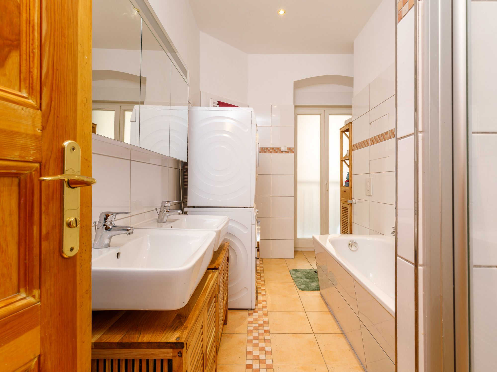 Tagesbelichtetes Wannenbad mit Doppelwaschtisch 