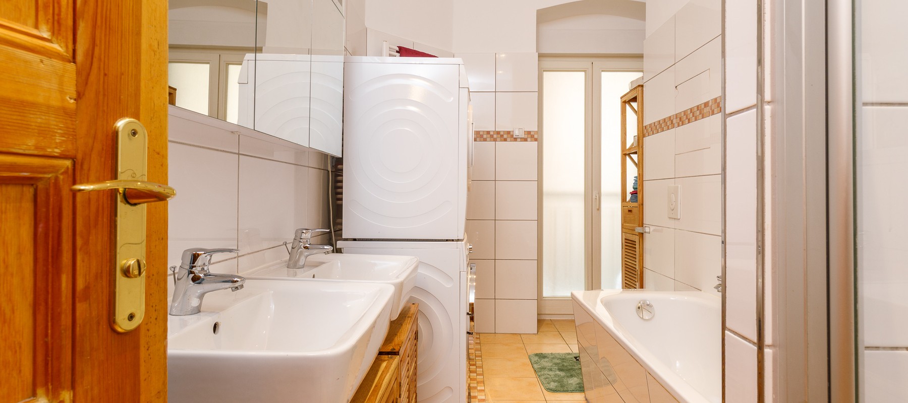 Tagesbelichtetes Wannenbad mit Doppelwaschtisch Tagesbelichtetes Wannenbad mit Doppelwaschtisch