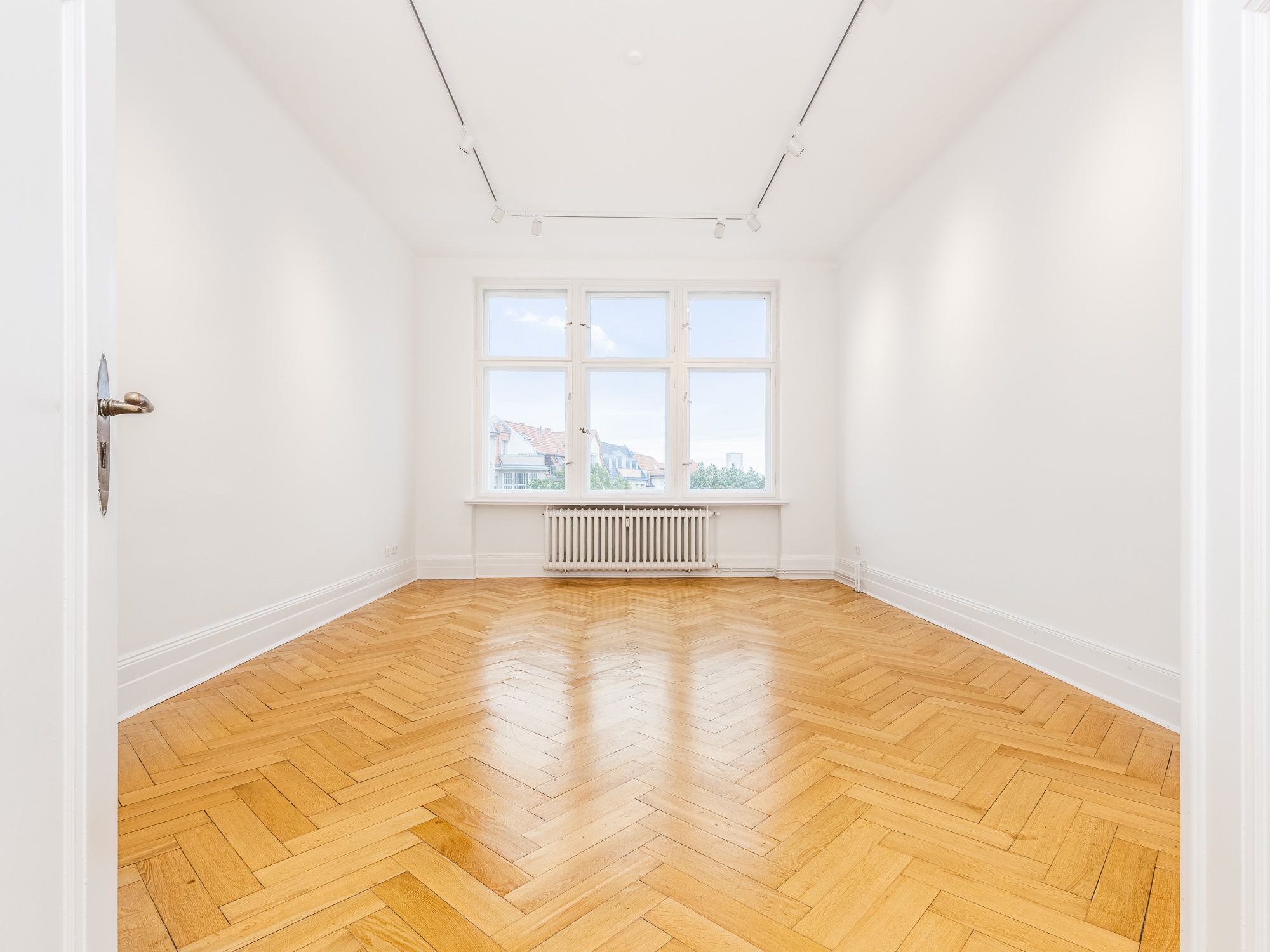 Stately apartment in an old building with separate living quarters, within walking distance of Bayerischer Platz