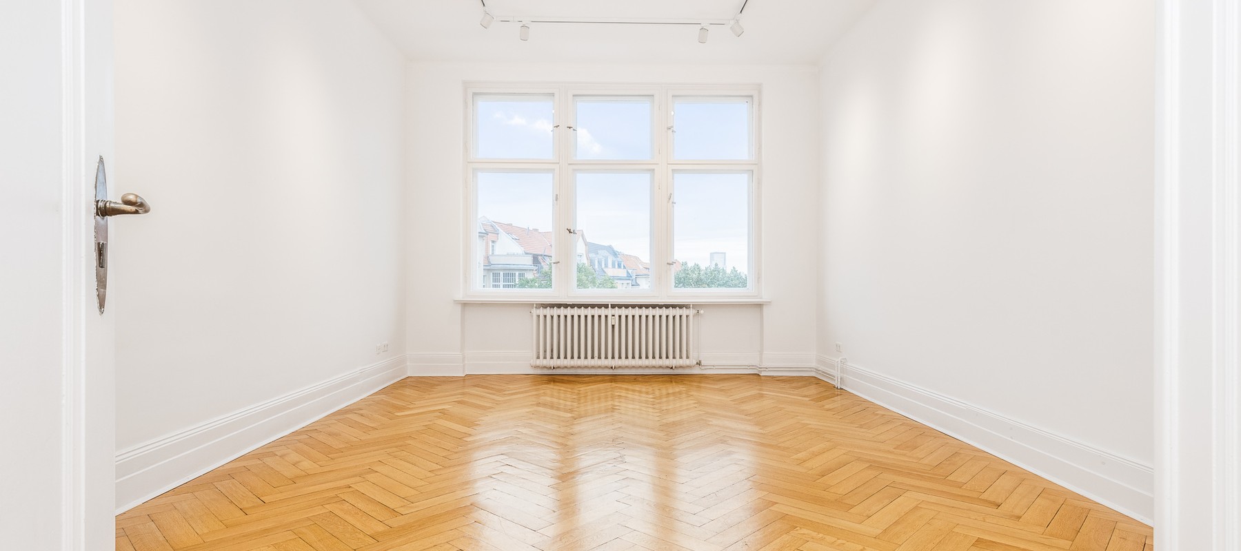 Stately apartment in an old building with separate living quarters, within walking distance of Bayerischer Platz
