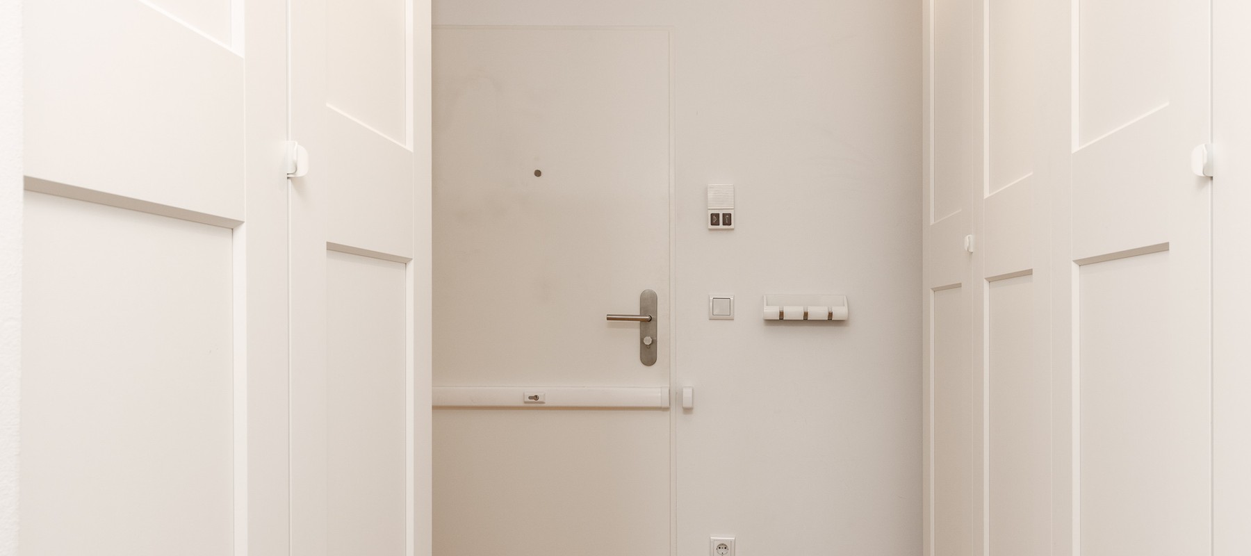 Flur mit diversen Einbauschränken Flur mit diversen Einbauschränken