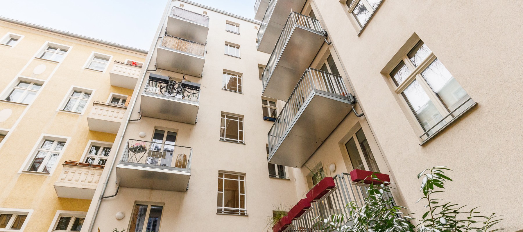 Modernisiertes Mehrfamilienhaus auf der Kastanienallee Modernisiertes Mehrfamilienhaus auf der Kastanienallee