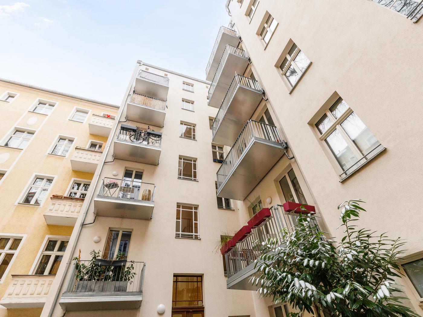 Modernisiertes Mehrfamilienhaus auf der Kastanienallee Modernisiertes Mehrfamilienhaus auf der Kastanienallee