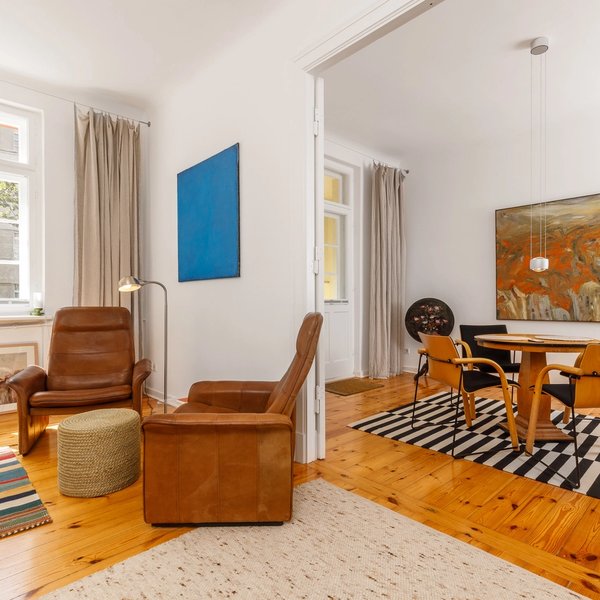 Wohnraum Sessel Esstisch Gemälde Parkett