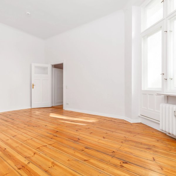 Zimmer Dielenboden Doppelfenster Türflügel Heizkörper