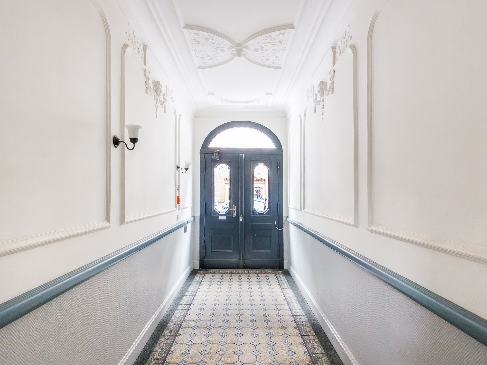 Entrée des Hauses mit Stuck- & Stilelementen